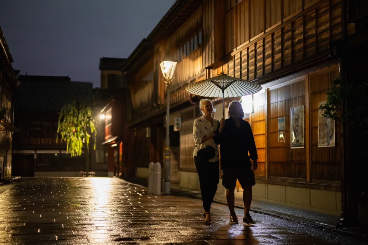 夜のひがし茶屋街を歩く