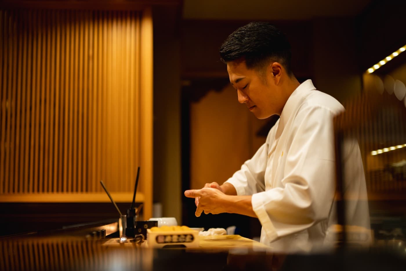 寿司職人が握る手元